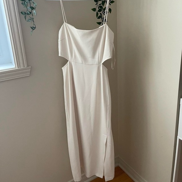 Love bonito side cut out pencil midi dress
Brand: Love Bonito - Picture 4 of 9